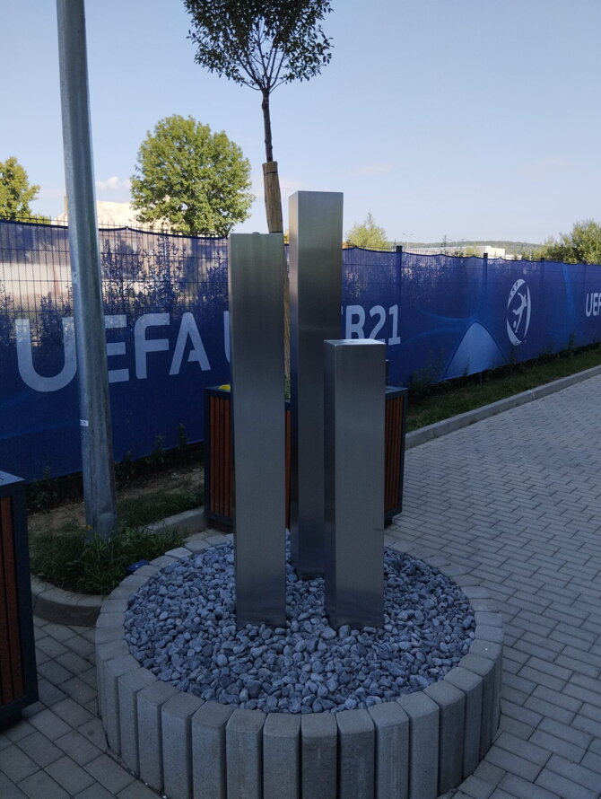 Egyedi Toronto szökőkút a Futbal Tatran Aréna előtt – prémium köztéri vízi elem az Ella Doris projektjéből.