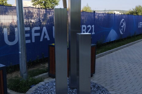 Egyedi Toronto szökőkút a Futbal Tatran Aréna előtt – prémium köztéri vízi elem az Ella Doris projektjéből.